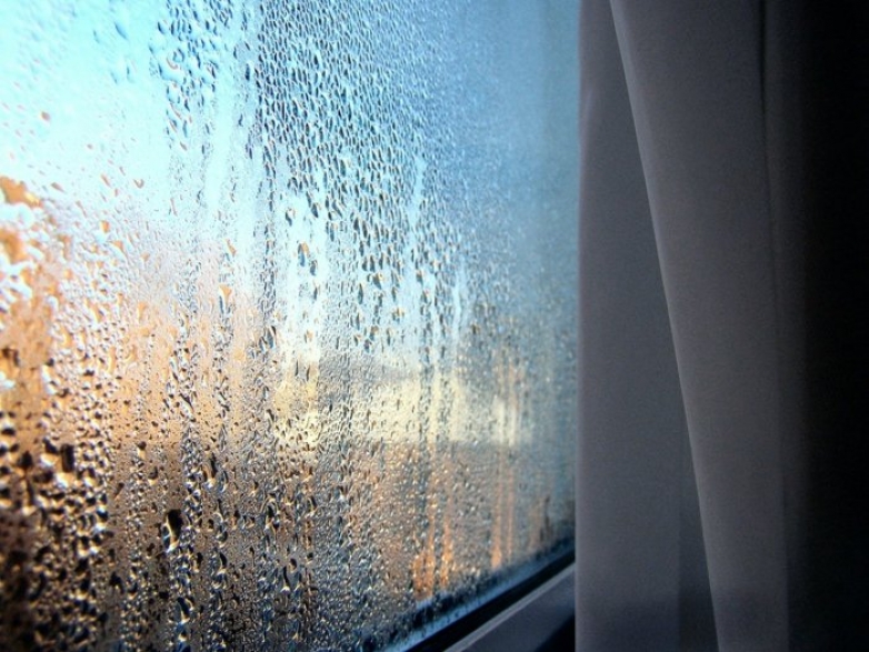 Symbolbild zum Schweizer Wohnungsmarkt: Wenn die Fenster schwitzen...